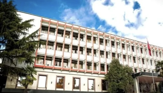 PROTESTUESIT HEQIN FLAMURIN E AMBASADËS IZRAELITE/ Ministria e Jashtme: Po përçani dhe po përhapni urrejtje