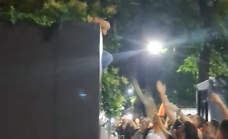PUBLIKOHEN PAMJET/ Momenti kur protestuesit heqin flamurin izraelit nga Ambasada në Tiranë