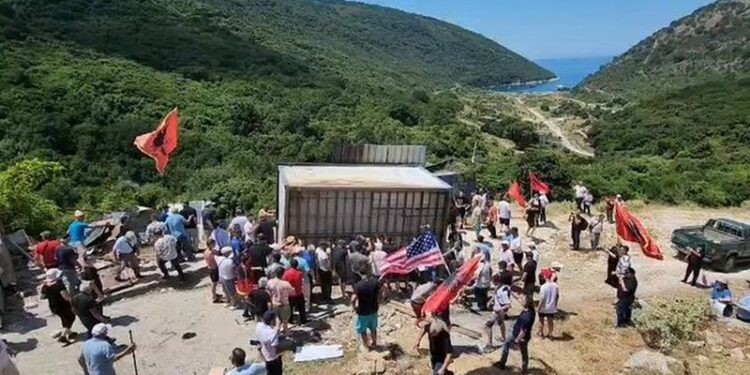“SULM NDAJ PRONËS PRIVATE”/ Shoqëria ‘Riviera Kakome’ paralajmëron kallëzim penal për protestuesit që hoqën rrethimin në Kakome