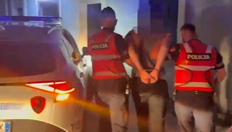 E PËSON KEQ/ Qarkullonte me pistoletë në makinë, arrestohet 31-vjeçari në rrethrrotullimin e Rinasit (EMRI)