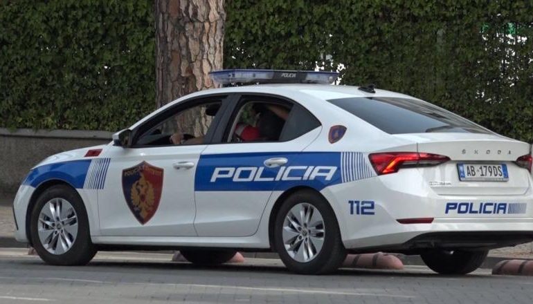 “JAM POLIC”/ 22-vjeçari kapet në Tiranë me dokumenta të rreme, në banesë i gjenden fishekë, para dhe medalione të Policisë