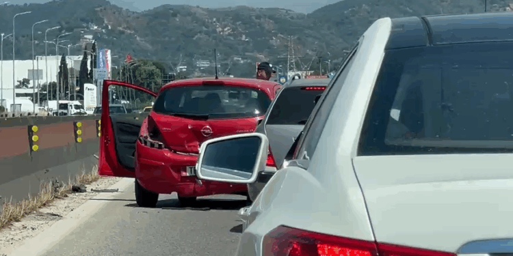AKSIDENT ZINXHIR NË AUTOSTRADËN DURRËS-TIRANË/ Disa automjete përplasen pranë Maminasit