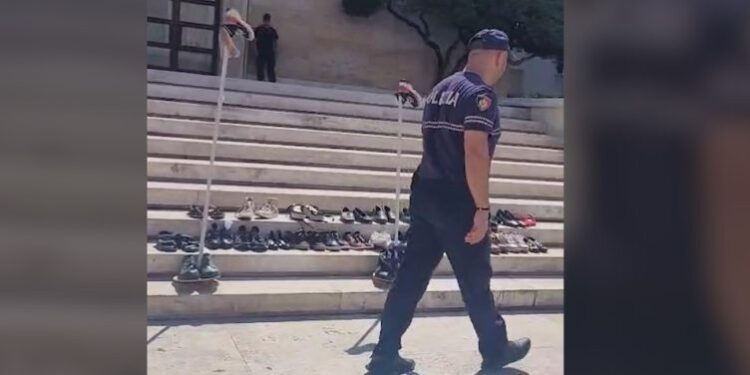 TENSIONE TE KRYEMINISTRIA/ Policia heq instalacionin e këpucëve, protestuesit përplasen me uniformat blu
