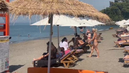 ÇMIMET E LARTA ZBRAZIN PRIVATËT NË VLORË/ Pushuesit dhe turistët e huaj dynden në plazhet publike