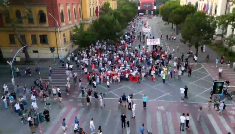 PROTESTA E 29 NË TIRANË/ Nga sheshi ‘Skëndërbej’ qytetarët marshojnë drejt Kryeministrisë: Rama n’burg, Berisha n’burg