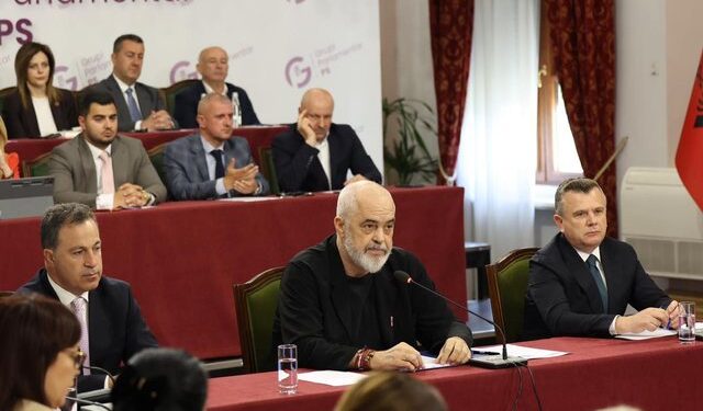 MBLIDHET GRUPI PARLAMENTAR I PS/ Rama drejton takimin në prag të seancës plenare