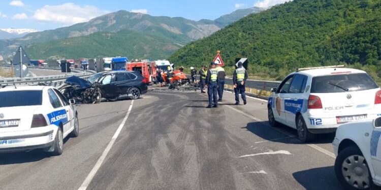 AKSIDENT TRAGJIK NË LEZHË/ Ndërron jetë shoferi, motra dhe djali përfundojnë te Trauma