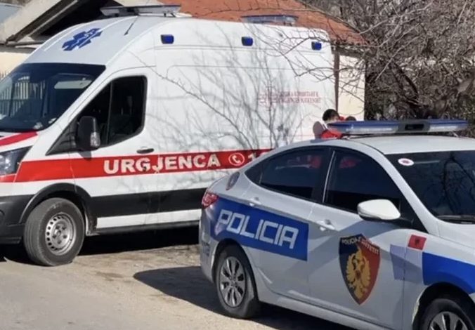 I MOSHUARI DHUNON GRUAN NË PGRADEC/ Vihet në pranga. 73-vjeçarja në gjendje të rëndë niset drejt spitalit të Traumës