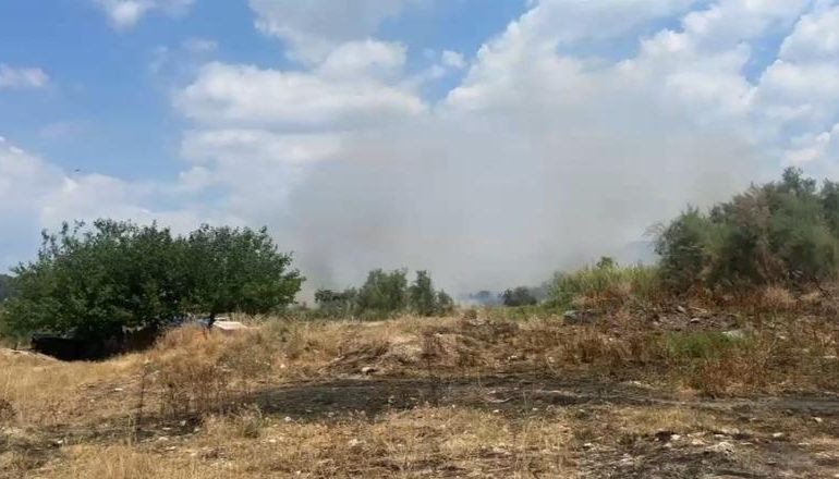 ZJARR NË PERIFERI TË VLORËS/ Flakët përhapen drejt banesave, ja shkaku