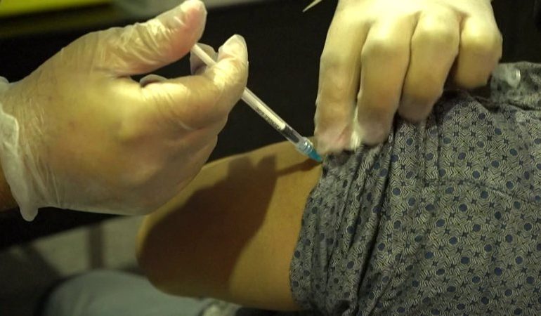 VAKSINA NDAJ COVID MBRON EDHE ZEMRËN/ Studimi: Ul ndjeshëm rrezikun për infarkt dhe goditje në tru