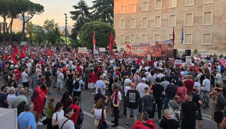 QYTETARËT 28 DITË NË PROTESTË/ Mblidhen para Kryeministrisë: Rama jep dorëheqjen