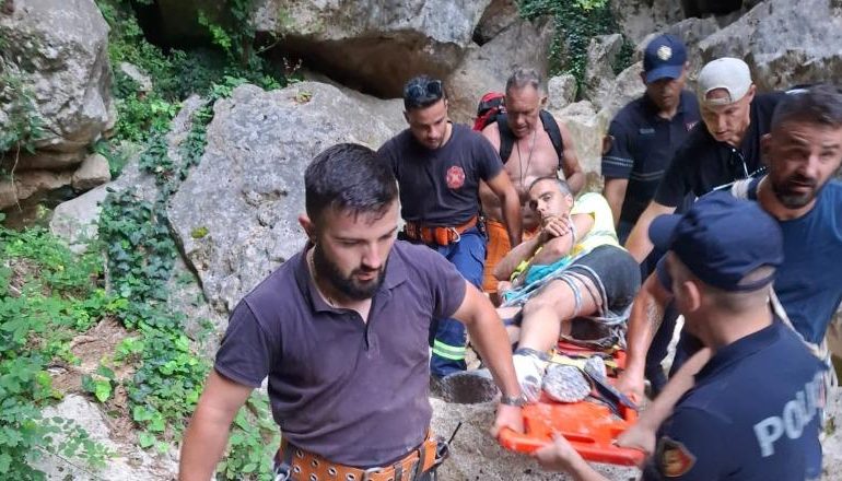 SHPËTOHET ÇIFTI I BLLOKUAR NË KANIONIN E GJIPESË/ Njëri prej turistëve transportohet në spital pas thyerjes së këmbës