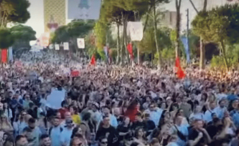 “ANULO PROJEKTET”/ Pas më shumë se 3 orësh mbyllet protesta përpara Kryeministrisë për Zvërnecin
