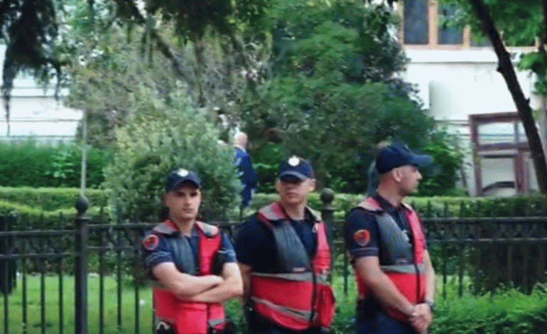 “TURP, TURP”/ Deputetët dalin nga salla e seancave plenare, protestuesit i zënë mat