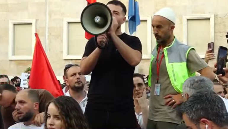 “OPOZITËS DHE QEVERISË, S’I BËHET VONË PËR SHQIPTARËT”/ I riu thirrje nga protesta: Sabotojeni Ramën. Anuloni projektin e ‘Zvernecit’
