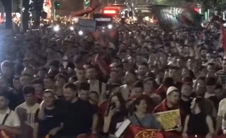 TUBIM MBI 3 ORË/ Protestuesit vazhdojnë marshimin: Shqipëri e re, Edi Rama dorëhiqu…