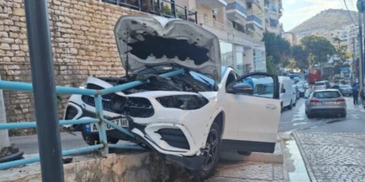 AKSIDENT I FRIKSHËM NË SARANDË/ Makina çan barrierat e rrugës, shpëton mrekullisht turisti francez