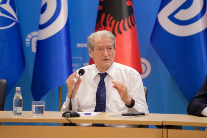 MBRON PROJEKTIN PËR ZVËRNECIN/ Berisha: Toka është private, mbështesim investimet e huaja. Ata që qajnë elegjinë e Sazanit janë hipokritë…