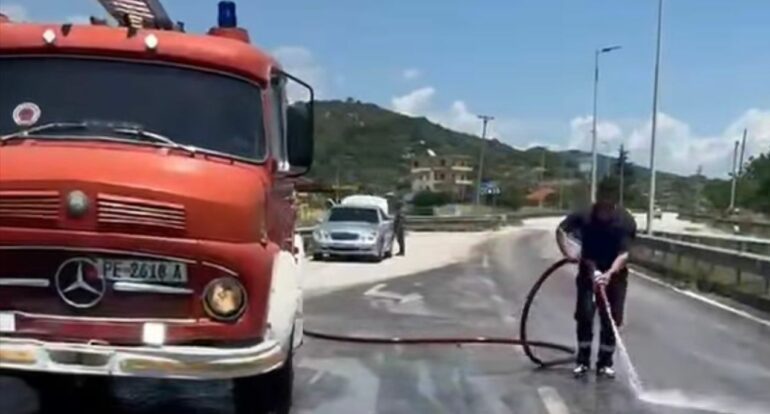 AKSIDENT NË AKSIN RRUGOR PEQIN-ELBASAN/ Kamioni përplaset me mbrojtëset metalike të rrugës
