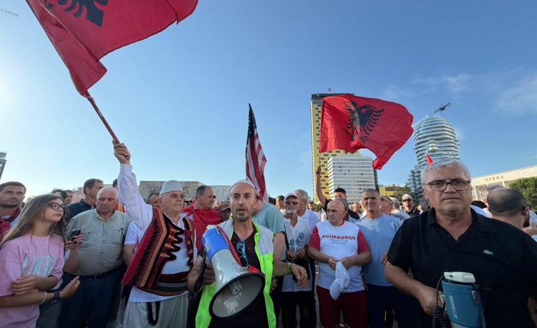 PROTESTA/ Tubimi në kryeqytet, protestuesit të vendosur: Rama jep dorëheqjen, poshtë qeveria