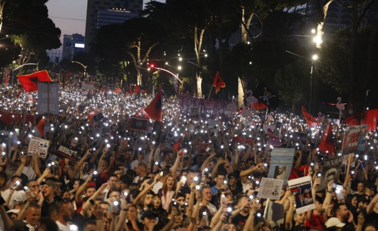 “SHQIPËRI E RE”/ Vijon marshimi, protestuesit kalojnë mes makinave, duartrokiten nga qytetarët