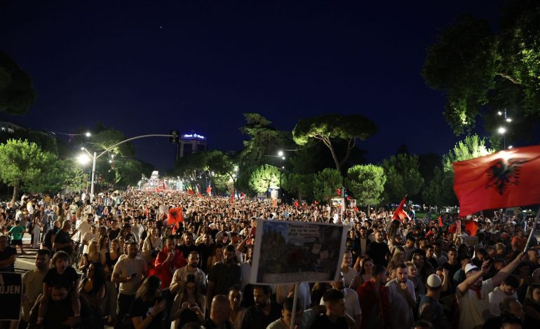 “RAMA DORËHIQU”/ Protestuesit vijojnë marshimin në Tiranë: Jo 2 mijë, por 200 mijë deri sa të ketë drejtësi