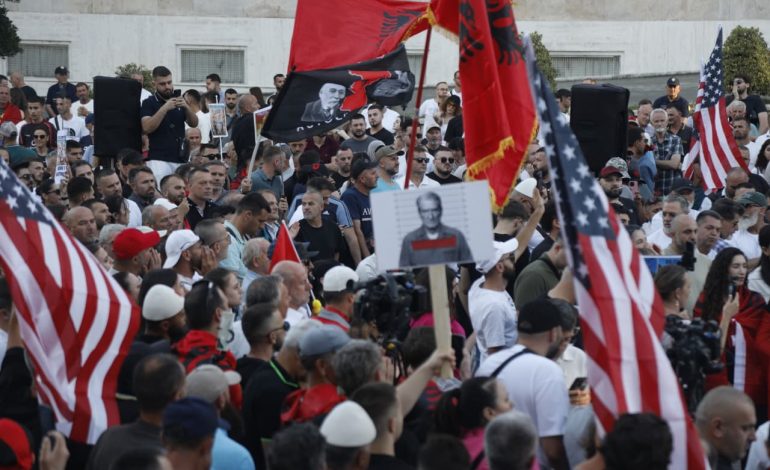 FOTOLAJM/ Flamuri amerikan në protestën e shqiptarëve para Kryeministrisë