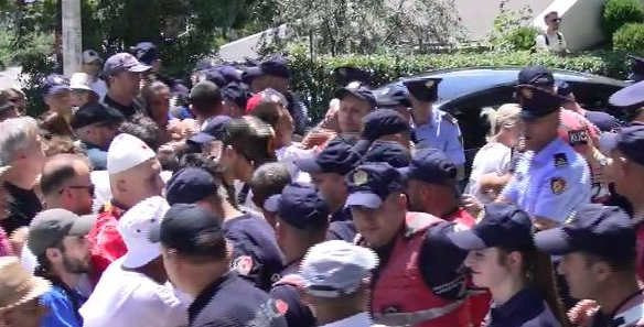 “HIQNI KAPELET”/ Tensione para Kuvendit, protestuesit përplasen me policinë, bllokojnë hyrjet e Parlamentit