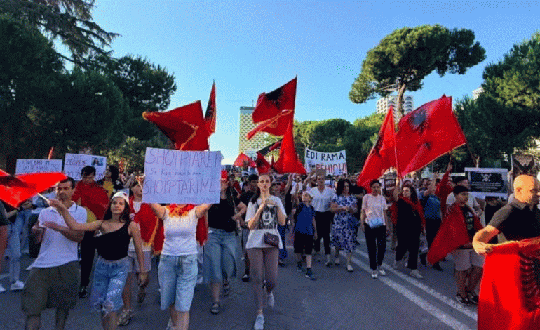 FËMIJA HUMBI MES PROTESTUESVE/ Nga sheshi “Skënderbej” drejt Kryeministrisë, qytetarët vijojnë protestën e gjashtë kundër projektit në Zvërnec
