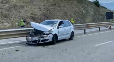 AKSIDENT NË AKSIN MORINË-KUKËS/ Makina përplaset me trafikndarësen, pamje nga vendngjarja