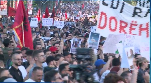 PROTESTA MË E MADHE E PARALAJMËRUAR/ Nis grumbullimi i madh në sheshin “Skënderbej”, qytetarët mbërrijnë në qendër të kryeqytetit