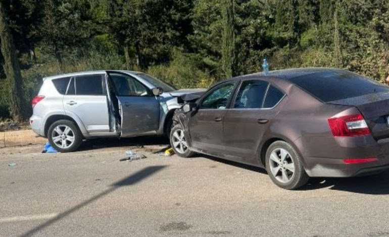 AKSIDENT I RËNDË NË DHËRMI/ Përplasen dy makina, 4 persona nisen me urgjencë në spital