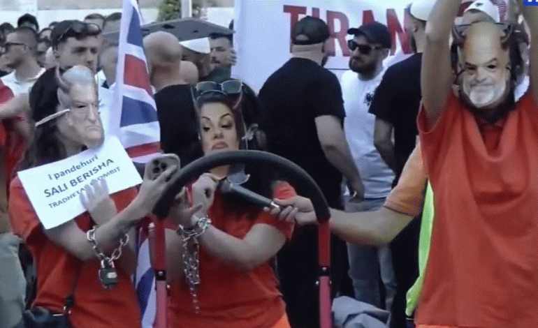FOTOLAJM/ Protestuesit “çojnë në qeli” Ramën, Berishën dhe Ballukun, simbolika me pranga dhe uniforma burgu para Kryeministrisë