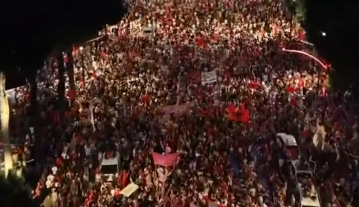“JE I RRETHUAR…”/ Protestuesit thirrje Ramës: Ik nga Kryeministria se të pret qelia