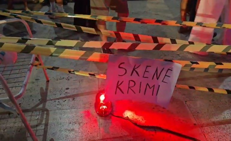 “SKENË KRIMI”/ Vijon protesta, qytetarët vendosin sirena policie para kryeministrisë