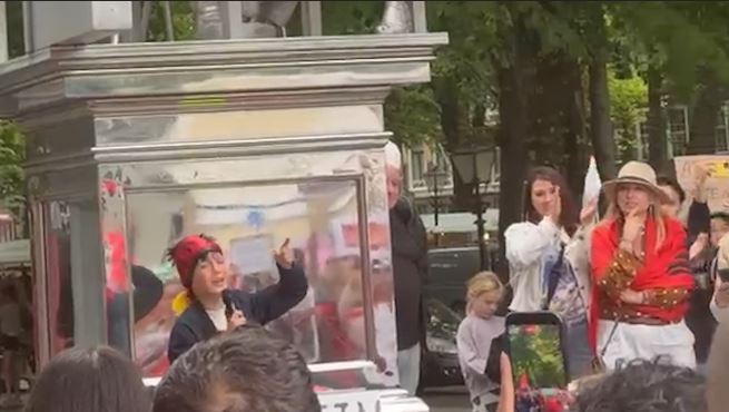 “RAMA NË BURG”/ Shqiptarët protestë edhe në Hagë, thirrja e vogëlushit: Shqipëria është e jona