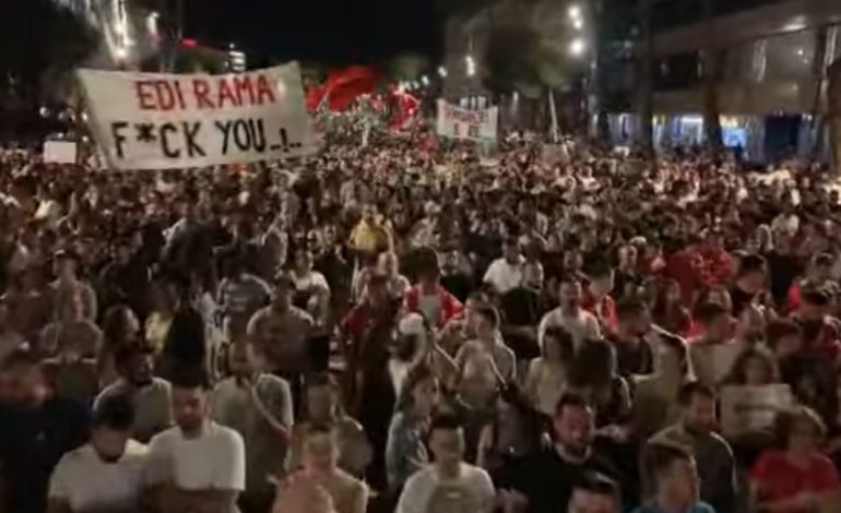 DITA E 26-të E TUBIMIT/ Vijon marshimi në kryeqytet, protestuesit thirrje kryeministrit: Rama jep dorëheqjen
