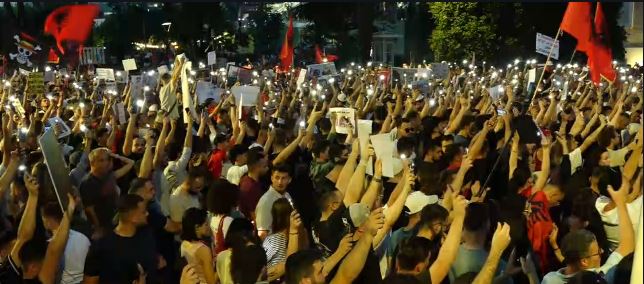“RAMA, NE TA GRISIM KONTRATËN”/ Flamuj dhe pankarta, Bulevardi ndizet nga blicët e telefonëve
