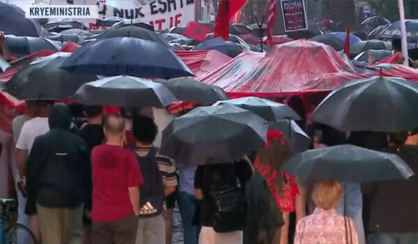 RESHJET E SHIUT NUK NDALIN QYTETARËT/ Sheshi ndizet edhe më shumë, protestuesit nuk lëvizin nga bulevardi