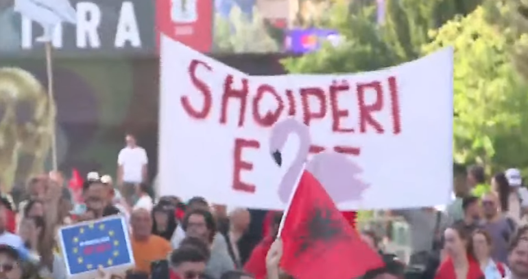 “15 DITË BASHKË, ZGJUAM…”/ Protestuesi mesazh Ramës: 200 mijë në shesh! Turistët i ke midis nesh, ty të kanë ikur patronazhistët