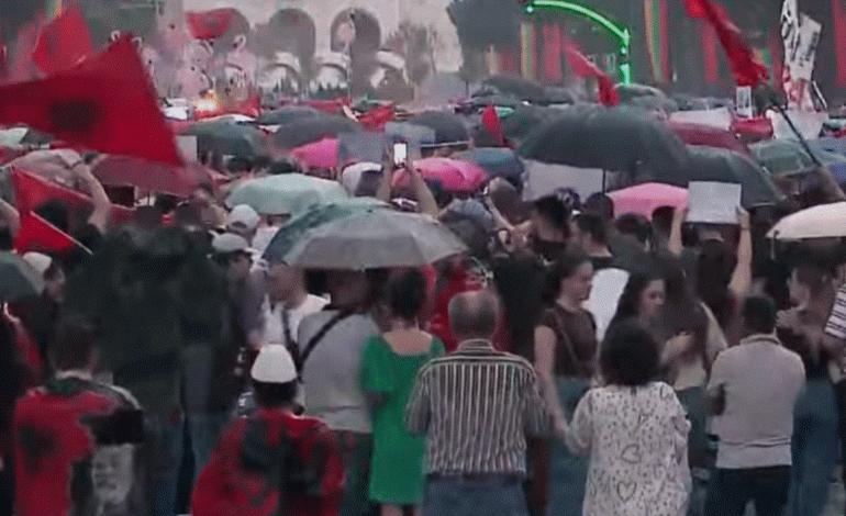 PROTESTUESIT NUK I TREMBEN AS SHIUT/ Thirrje të forta nga Kryeministria: Revolucion