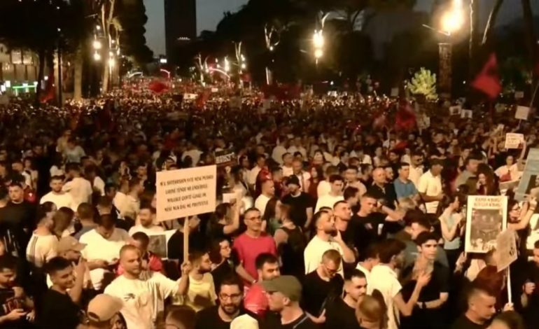 “RAMA JEP DORËHEQJEN”/ Protestuesit lënë sheshin para Kryeministrisë dhe vijojnë marshimin në rrugët e Tiranës