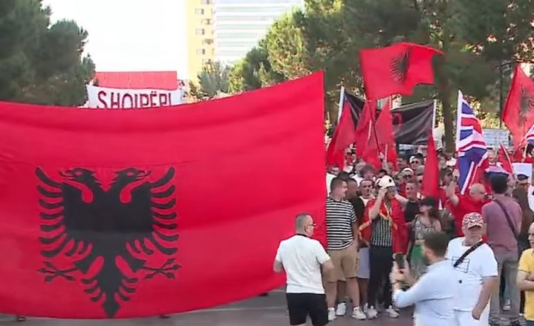 “SHQIPËRI E RE”/ Diaspora marshon drejt Kryeministrisë. Sheshi mbulohet nga flamujt