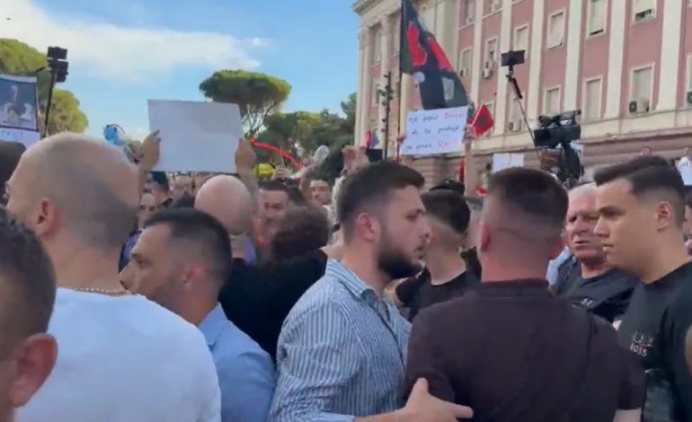 “SHPORRNI PARTITË”/ Tension në tubimin para Kryeministrisë, protestuesit përplasen me anëtarë të FRPD