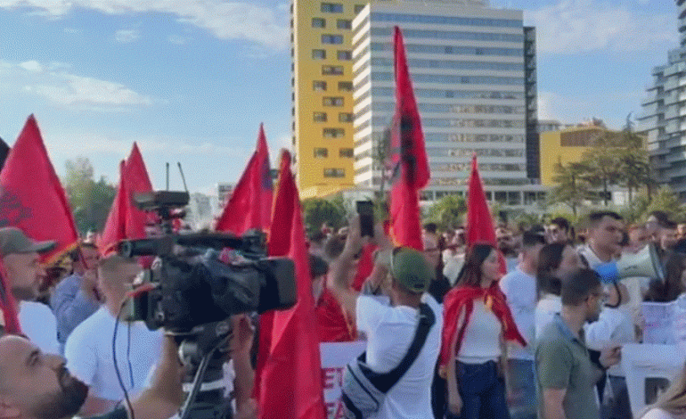 DITA E TRETË E PROTESTËS NË TIRANË/ Qytetarët marshojnë nga sheshi “Skënderbej” te Ministria e Brendshme dhe Kryeministria