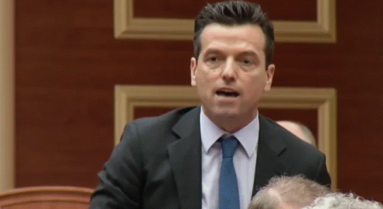 SEANCA NIS ME TENSIONE/ Shehaj nuk lejon Berishën të flasë, ndërhyn zëvendëskryeparlamentarja