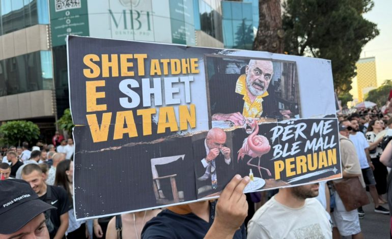 PAK METRA LARG “FESTËS” SË PS/ Qytetarët nisin protestën e 13 kombëtare në Tiranë