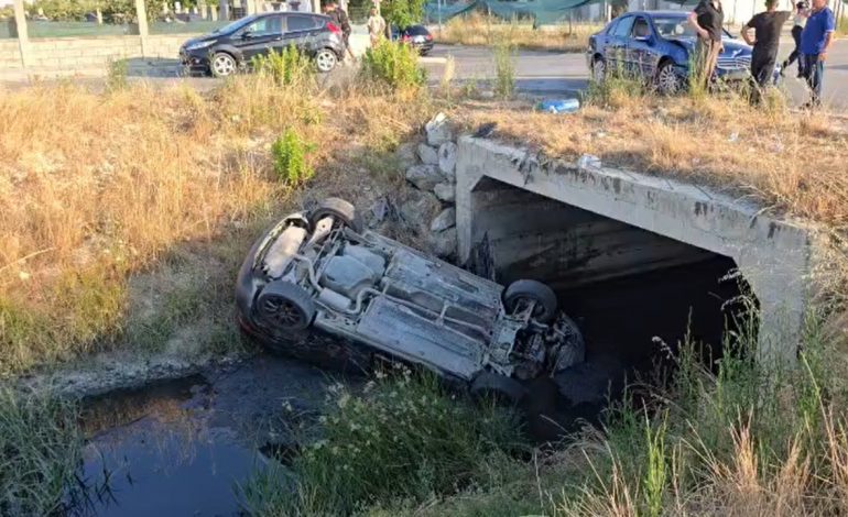 AKSIDENT I FRIKSHËM NË DURRËS/ “Mini Cooper” përfundon në kanal pas përplasjes me “Benz”-in, dy vajza…
