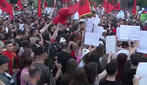 “MEDIAT IA KEMI MARRË MBRAPSHT”/ Thirrje të forta nga protesta: Nuk ikim nga sheshi pa rënë qeveria…