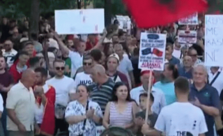 “RAMA JEP DORËHEQJEN”/ Nis marshimi për protestën e 18, thirrjet pushtojnë bulevardin